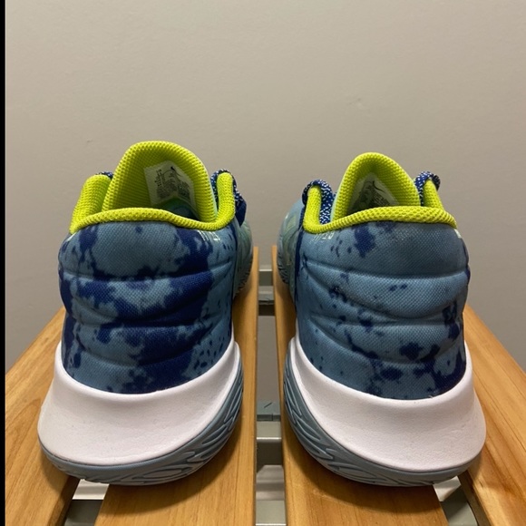 NWT - Kyrie Flytrap V (Unisex) - Picture 4 of 6